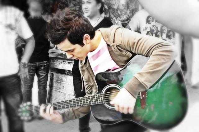 david-archuleta-aka-josh-bradley-playing-guitar-nandito-ako-cr-kari