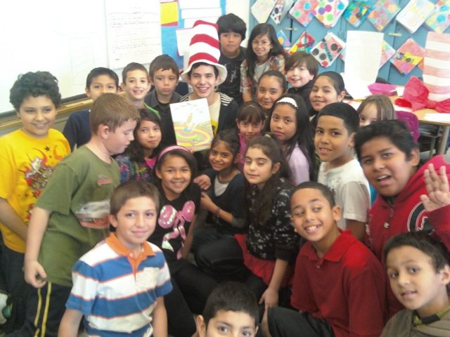 david-archuleta-reading-4-kids-at-an-elementary-school-2